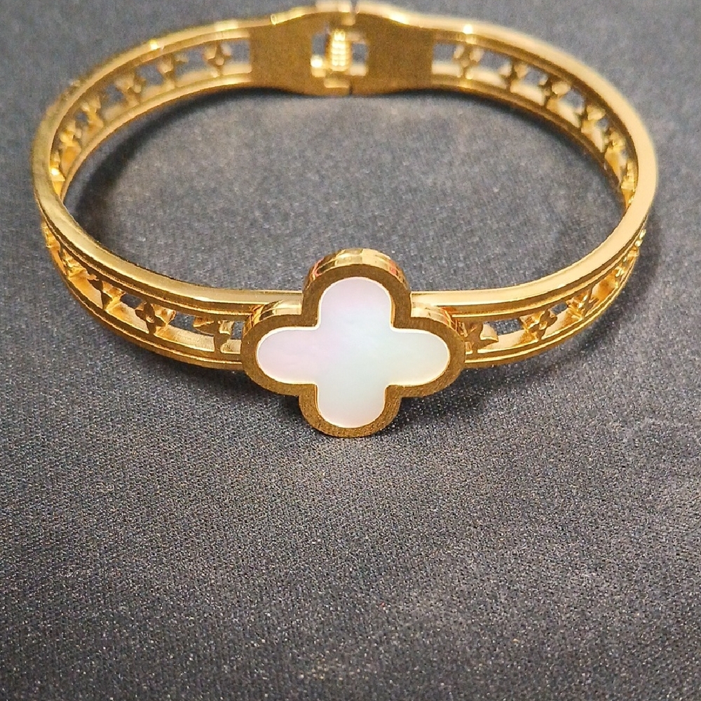 Elegant 18kgf over 925 White Clover Bracelet